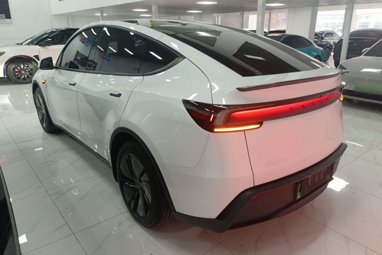 Tesla Model Y 2025 car image #5