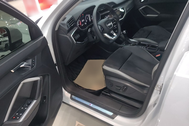 Audi Q3 2022 car image #16
