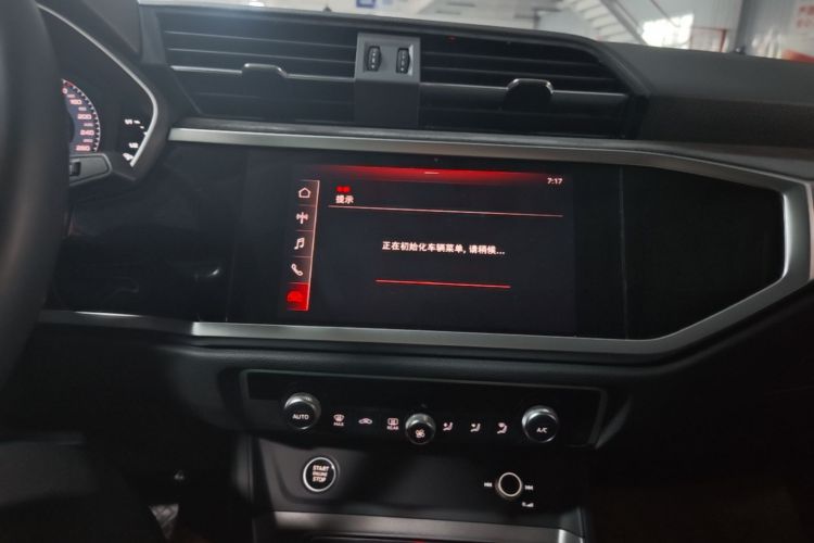 Audi Q3 2021 car image #13