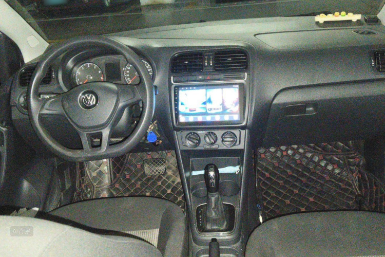 Volkswagen Polo 2017 car image #11