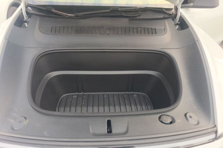 Tesla Model Y 2025 car image #20