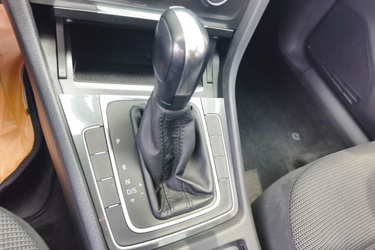 Volkswagen Golf 2018 car image #14