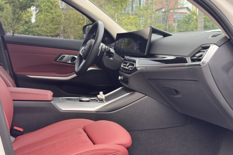 BMW 3 Series 2023 صورة سيارة #14