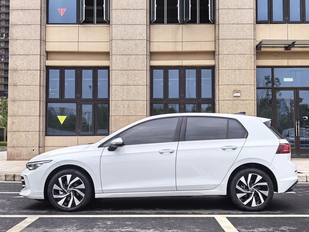 Volkswagen Golf 2025 car image #4