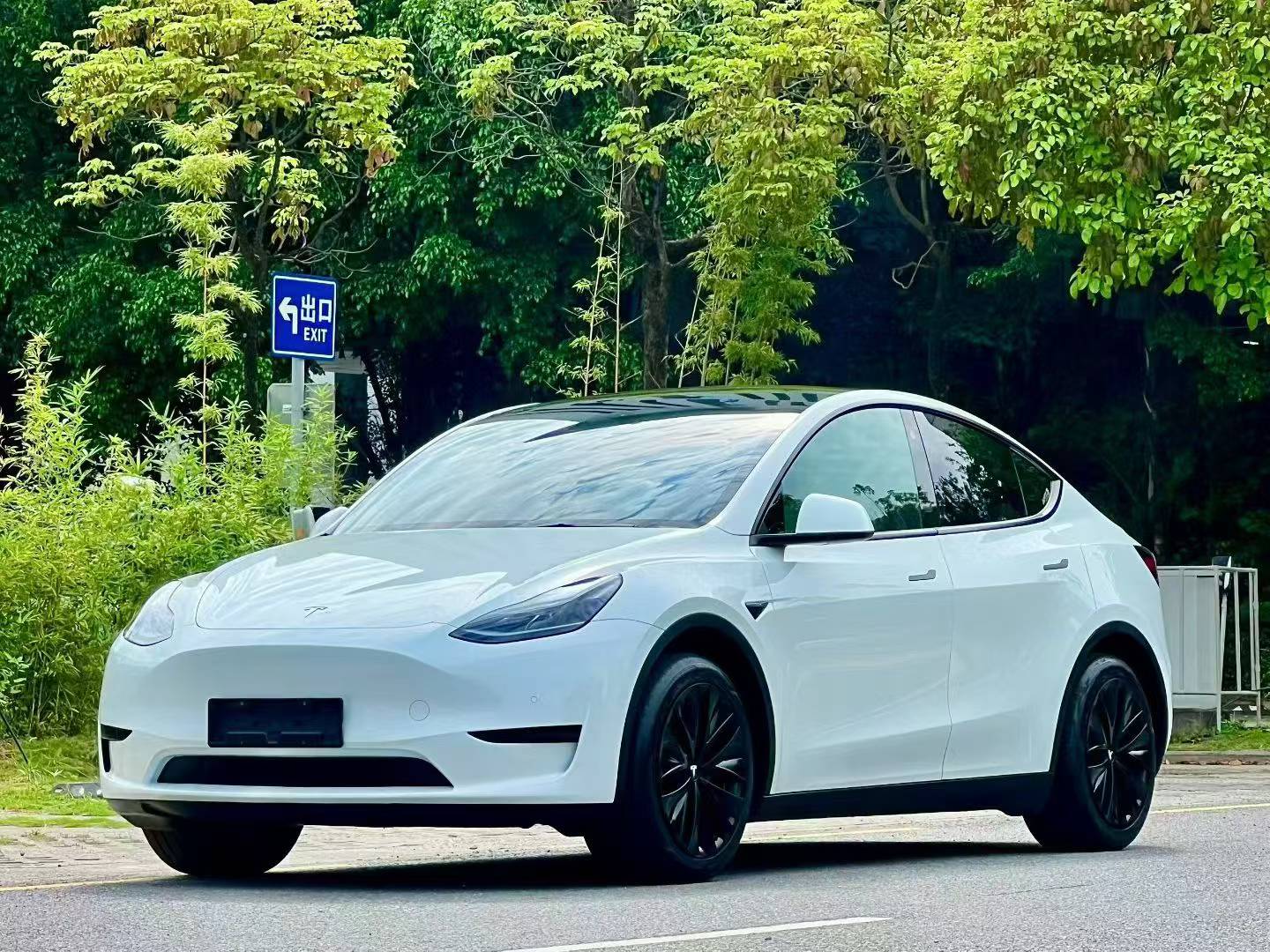 Tesla Model Y 2023 #2 Tesla Model Y 2023 car image #2