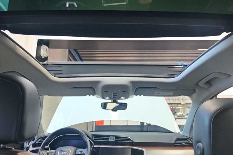 Audi Q3 2020 car image #18