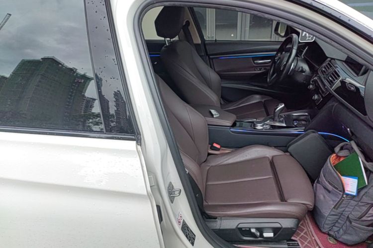 BMW 3 Series 2018 immagine di auto #24