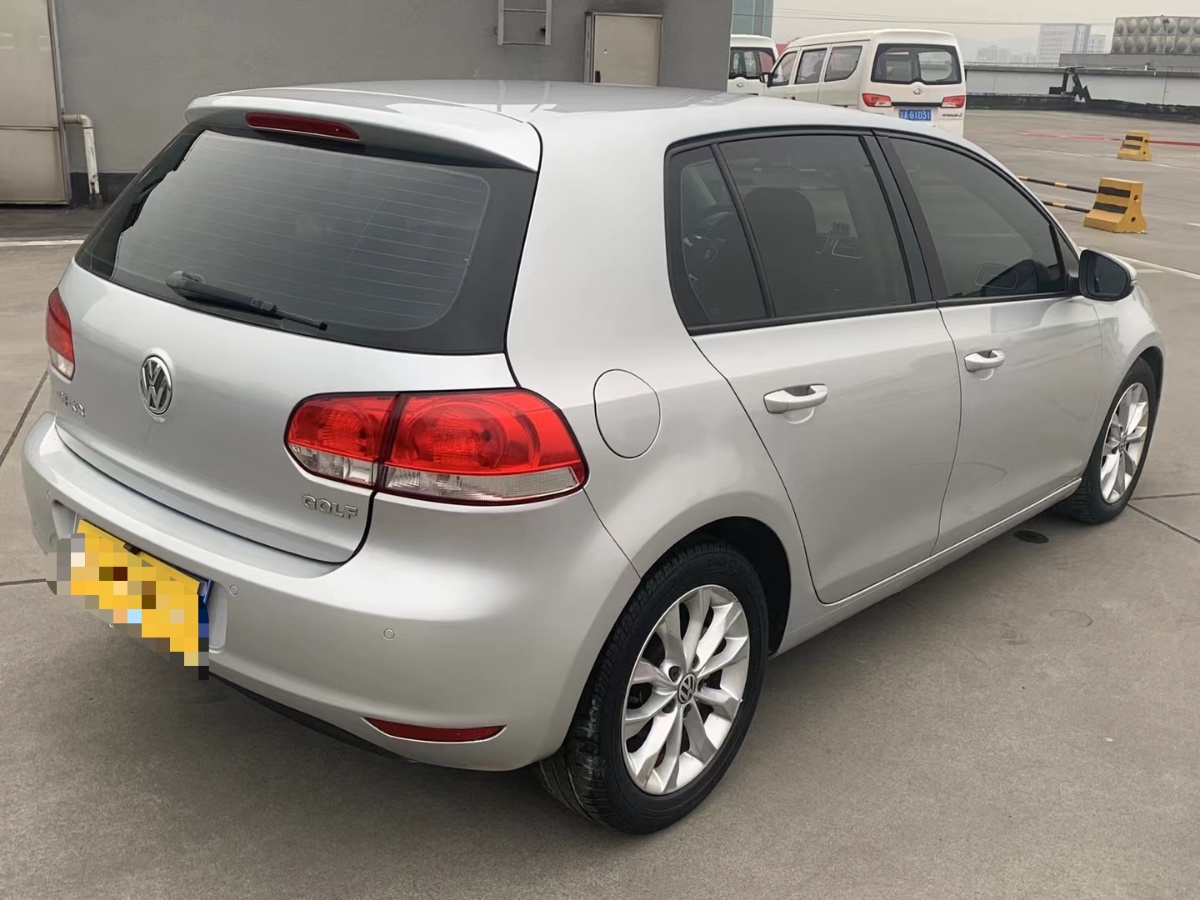 Volkswagen Golf 2010 car image #6