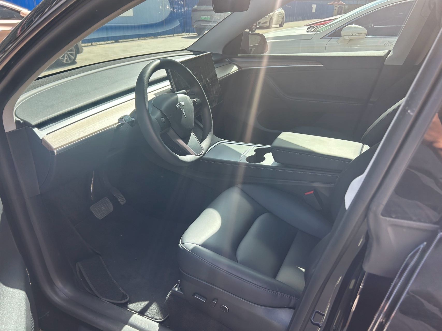 Tesla Model Y 2023 car image #2