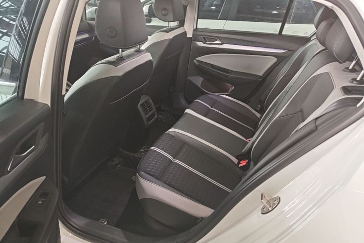 Volkswagen Golf 2025 car image #17