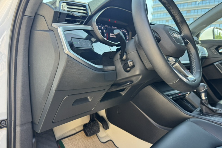 Audi Q3 2024 car image #19