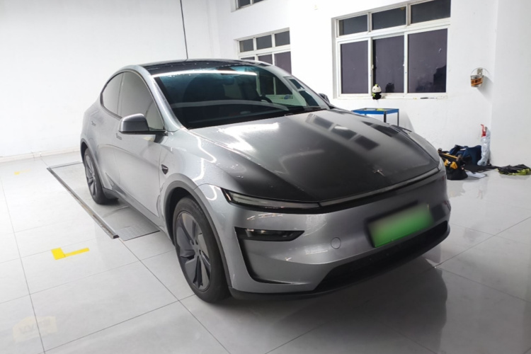 Tesla Model Y 2025 #4 Tesla Model Y 2025 car image #4