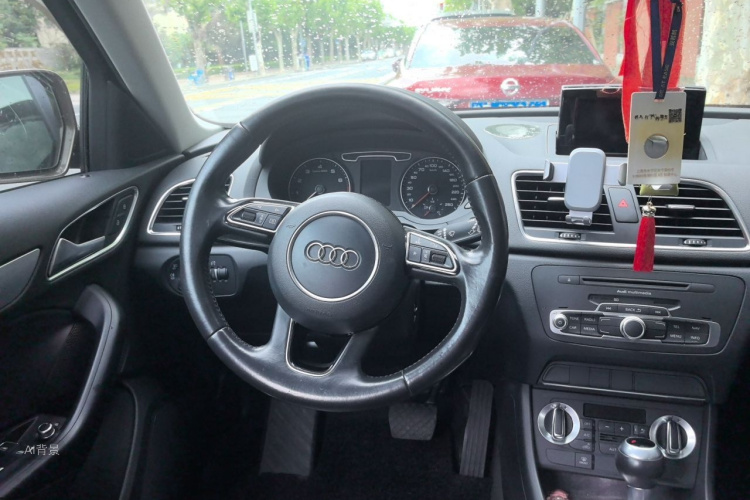 Audi Q3 2015 car image #12