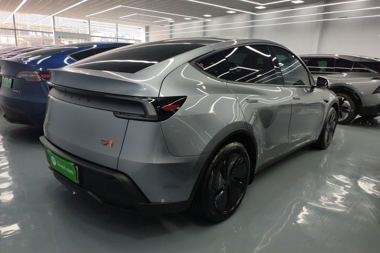 Tesla Model Y 2025 #7 Tesla Model Y 2025 car image #7