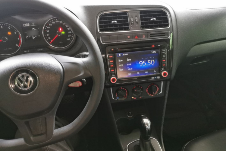 Volkswagen Polo 2014 car image #10