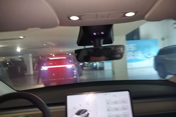 Tesla Model Y 2023 car image #18