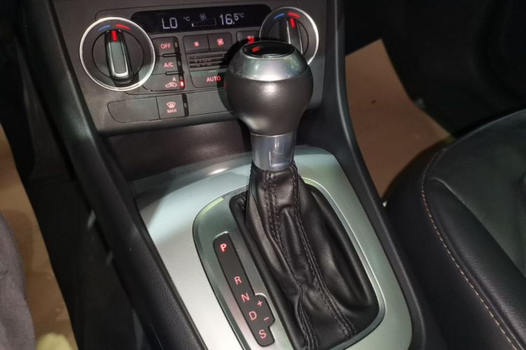 Audi Q3 2018 car image #18