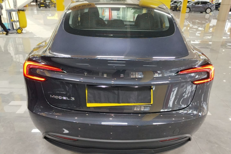 Tesla Model 3 2025 صورة سيارة #4