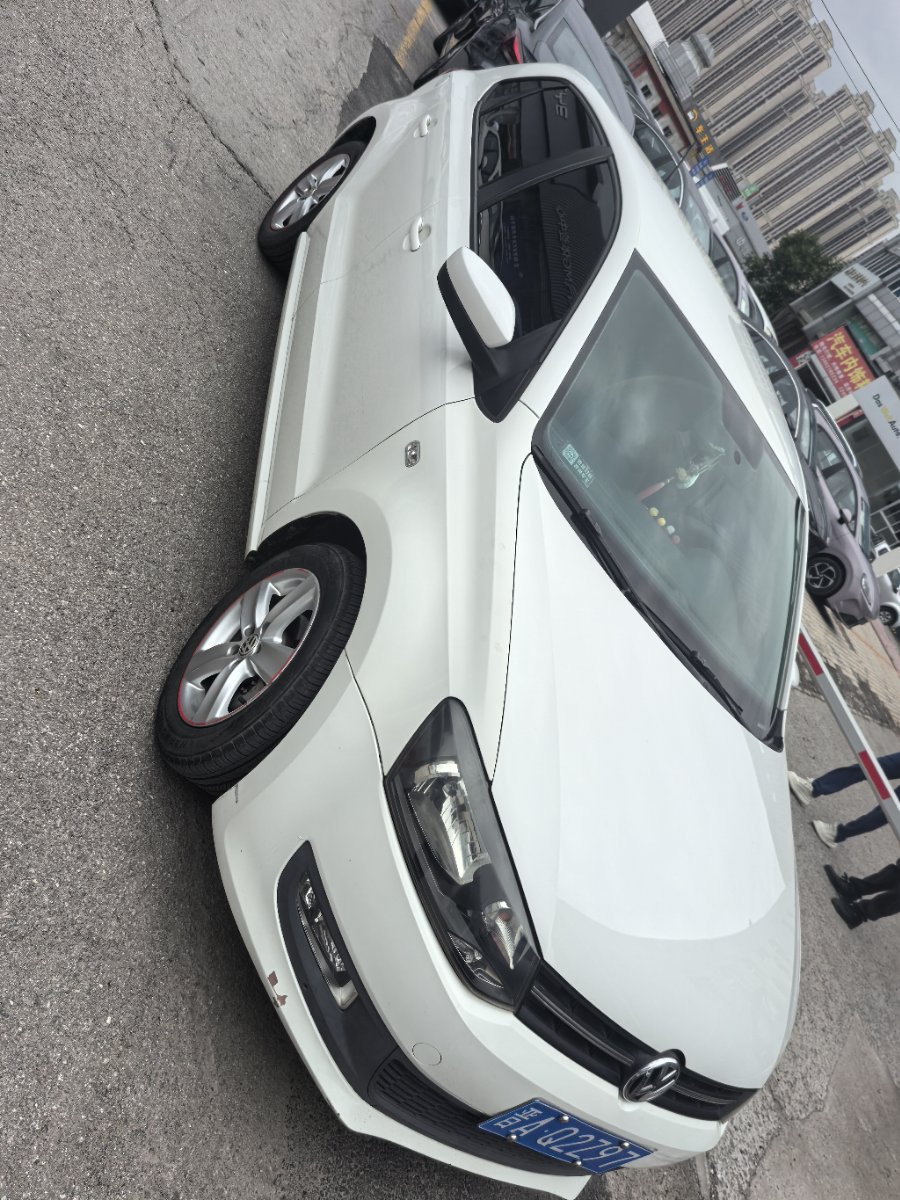 Volkswagen Polo 2012 car image #2