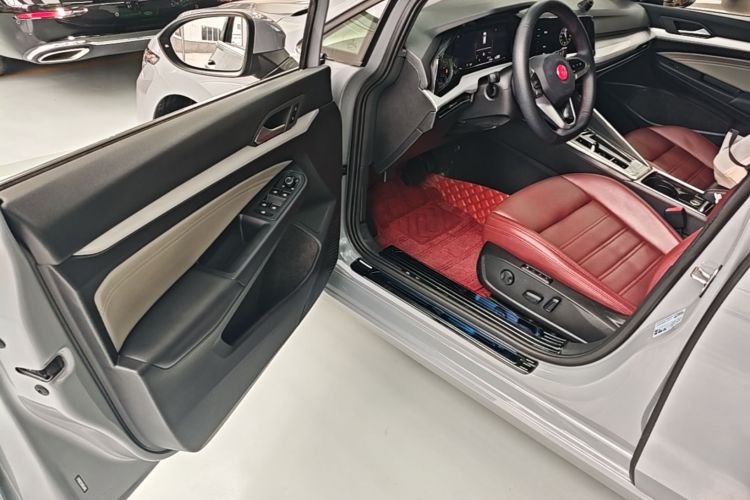 Volkswagen Golf 2023 car image #16