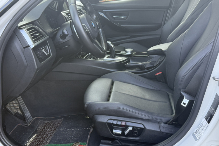 BMW 3 Series 2017 car image #18