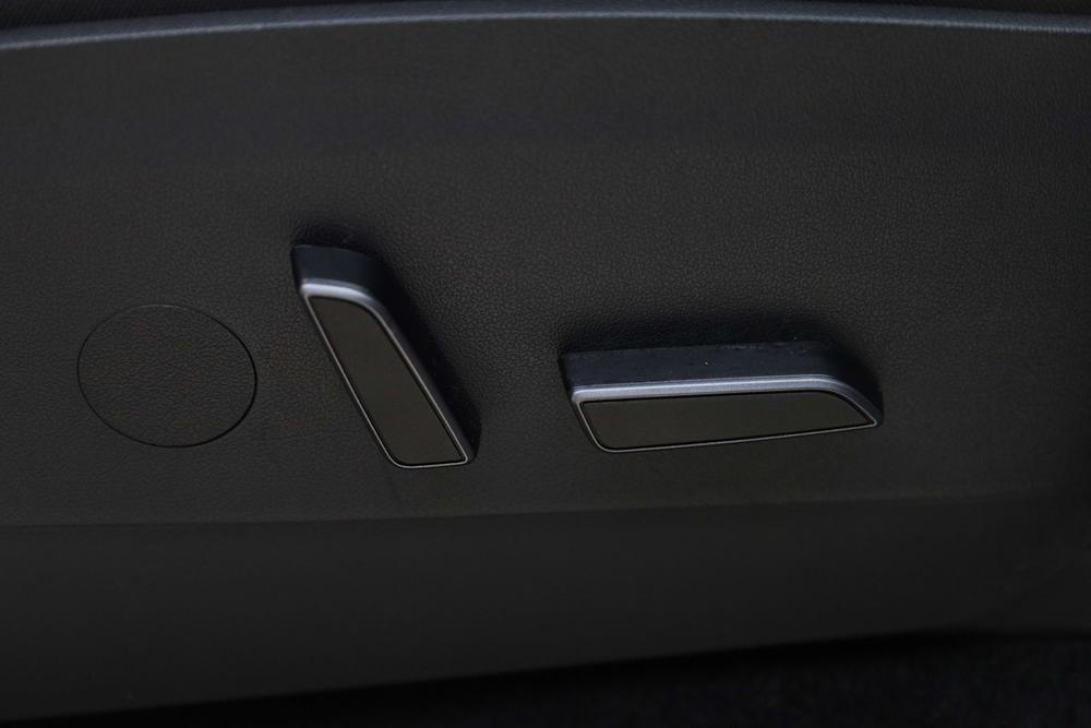 Tesla Model Y 2023 #16 Tesla Model Y 2023 car image #16