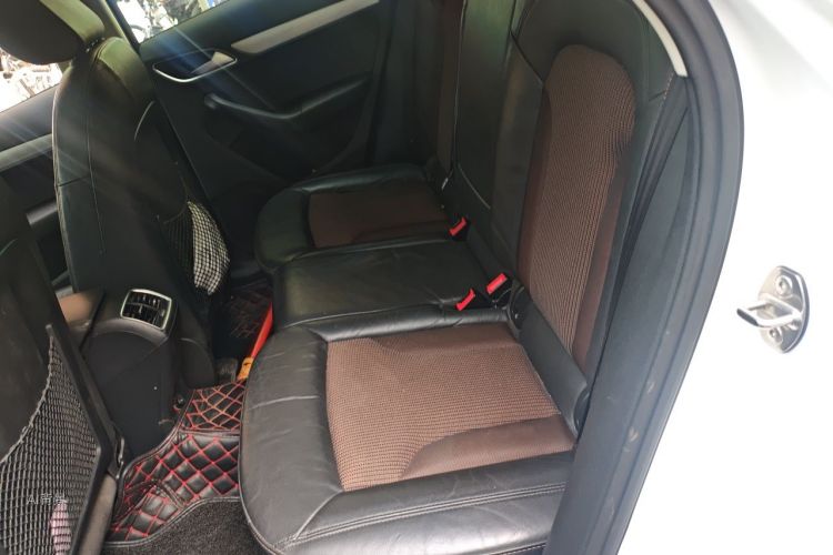 Audi Q3 2018 car image #19