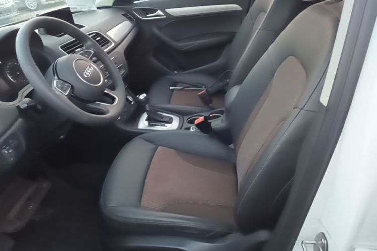 Audi Q3 2019 car image #19