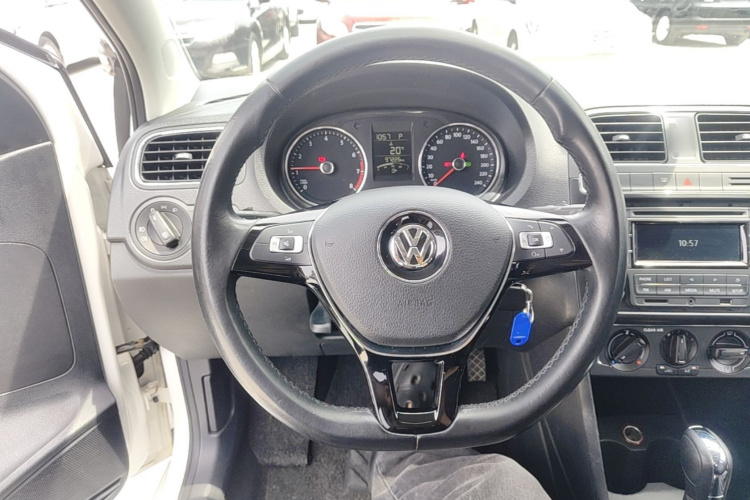 Volkswagen Polo 2016 car image #11