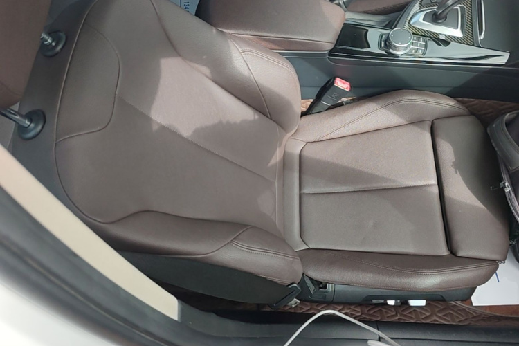BMW 3 Series 2018 car image #24