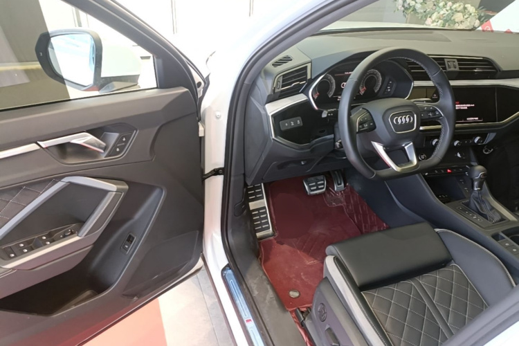 Audi Q3 2025 car image #16