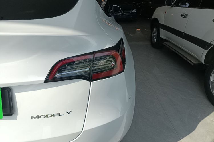 Tesla Model Y 2023 car image #8