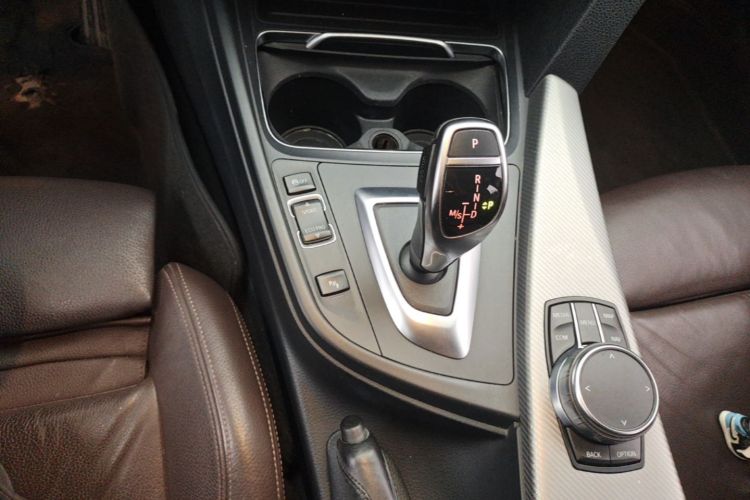 BMW 3 Series 2019 car image #18
