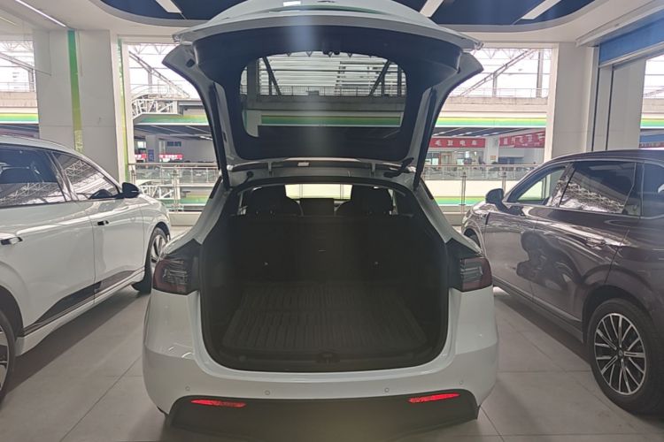 Tesla Model Y 2024 car image #19