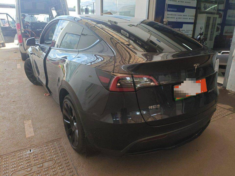 Tesla Model Y 2024 immagine di auto #9