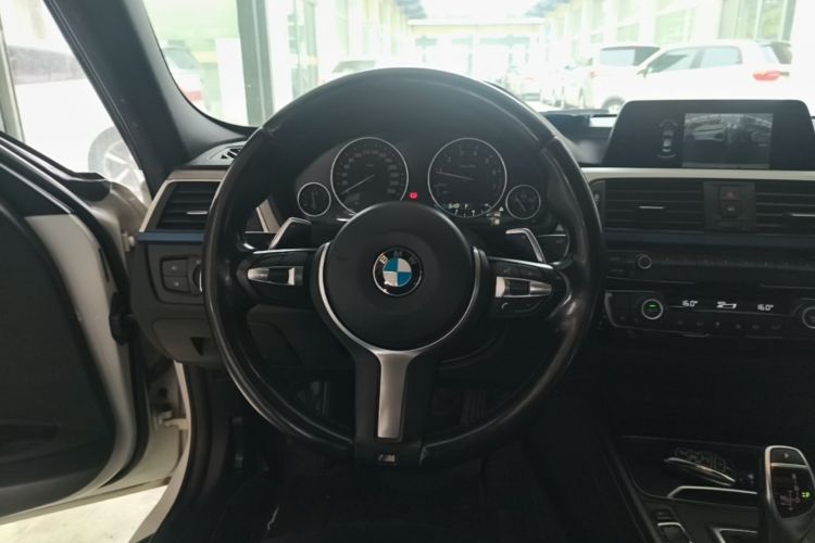 BMW 3 Series 2018 car image #11