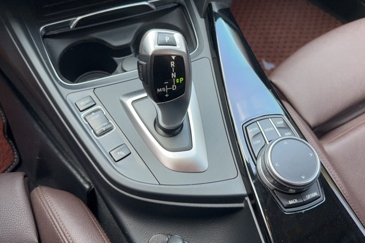 BMW 3 Series 2019 car image #10