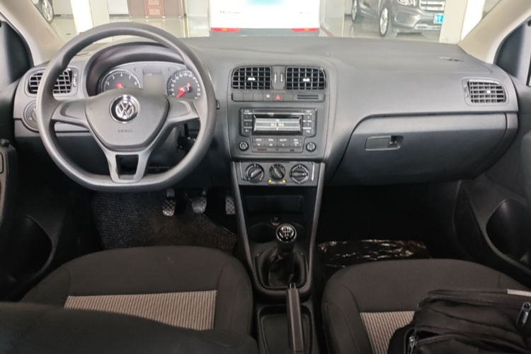 Volkswagen Polo 2015 car image #10