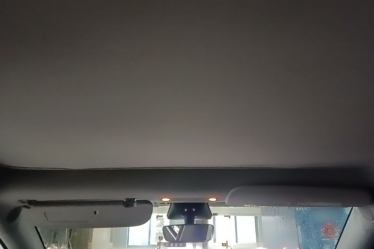 Tesla Model Y 2023 car image #18