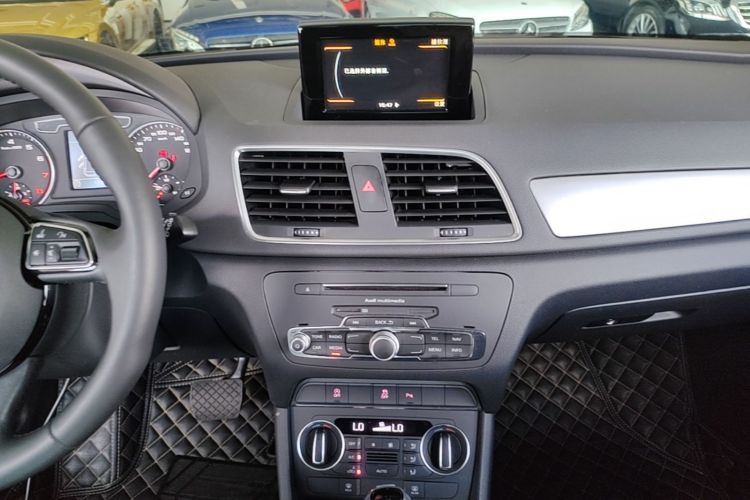 Audi Q3 2018 immagine di auto #13