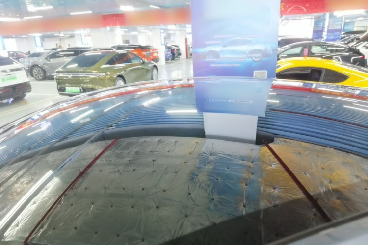 Tesla Model Y 2025 #25 Tesla Model Y 2025 immagine di auto #25