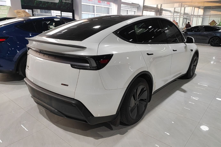 Tesla Model Y 2025 #5 Tesla Model Y 2025 car image #5
