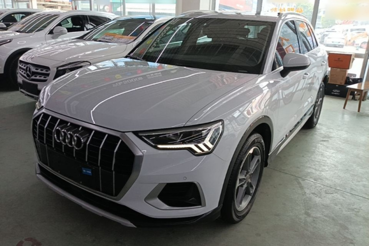 Audi Q3 2020 car image #2