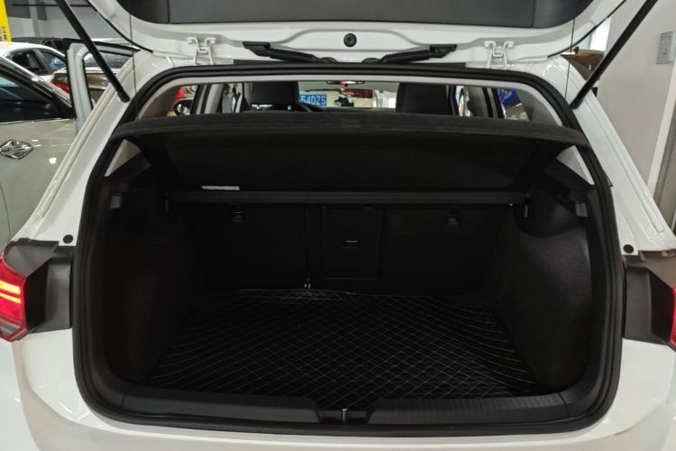 Volkswagen Golf 2023 car image #19