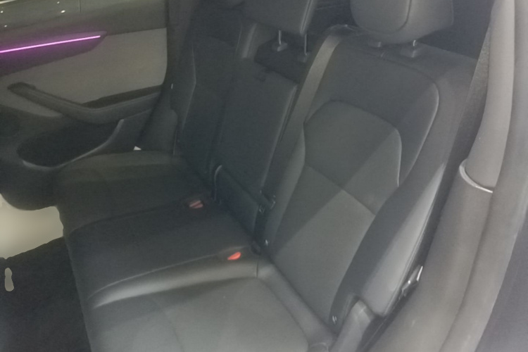 Tesla Model Y 2025 immagine di auto #17