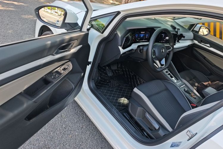 Volkswagen Golf 2022 car image #16