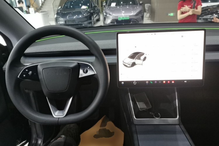 Tesla Model Y 2025 #10 Tesla Model Y 2025 car image #10