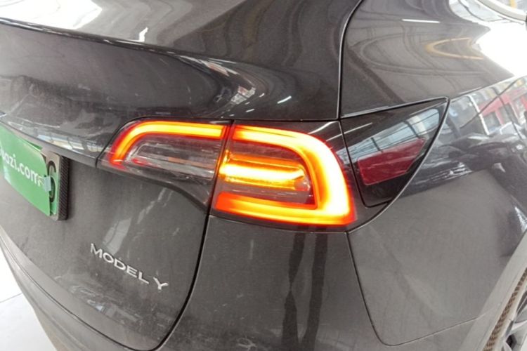 Tesla Model Y 2024 car image #8