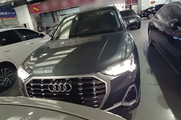 Audi Q3 2023 car image #3