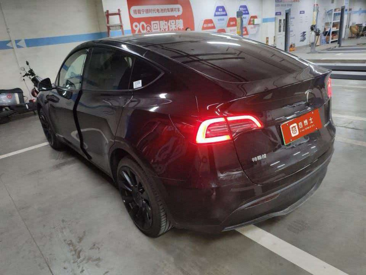 Tesla Model Y 2023 car image #2